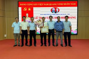 ĐẢNG BỘ CÔNG TY NHIỆT ĐIỆN CAO NGẠN – TKV TỔ CHỨC LỄ TRAO HUY HIỆU ĐẢNG